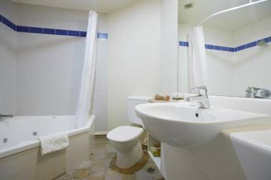 Ventura Inn & Suites Hamilton