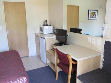 Alhambra Oaks Motor Lodge