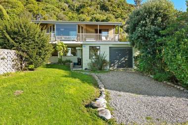 Collingwood Beach House - Golden Bay Holiday Home