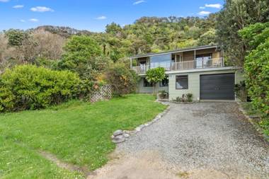Collingwood Beach House - Golden Bay Holiday Home