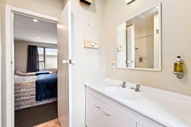 Econo Lodge Canterbury Court Motel