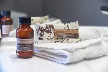 Racecourse Villa - Christchurch Holiday Home