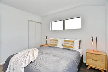 Salisbury Style - Brand new city apartment - Christchurch Holiday Homes