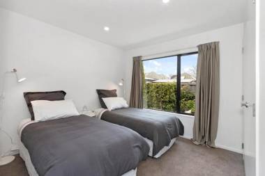 Modern Merivale Village Apartment with Garden