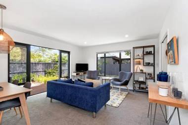Modern Merivale Village Apartment with Garden