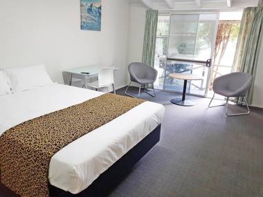 Airport Palms Hotel