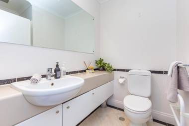 Gorgeous Apartment! Nice Views Pool and Gym.