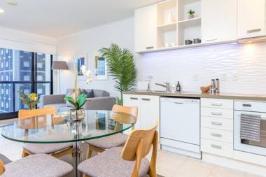 Gorgeous Apartment! Nice Views Pool and Gym.