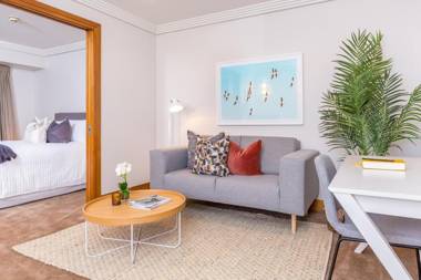 Stylish Central City Apartment with Pool and Gym