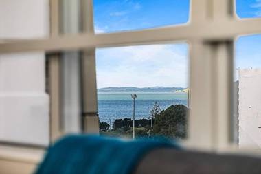 One Bedroom Apartment - Pool Gym & Tennis Courts!