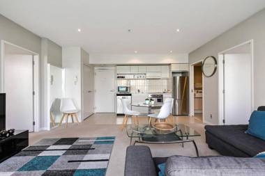 Two Bedroom Apartment - Pool Gym & Free Parking!