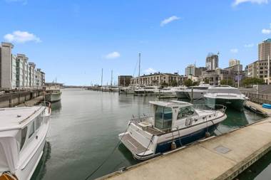 Two Bedroom Apartment - Pool Gym & Free Parking!