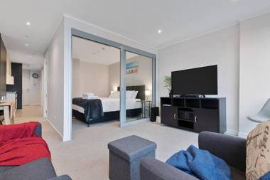 Modern CBD Apartment with Study! Great Location
