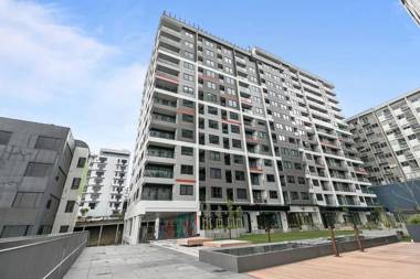 Modern CBD Apartment with Study! Great Location