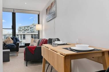 Modern CBD Apartment with Study! Great Location