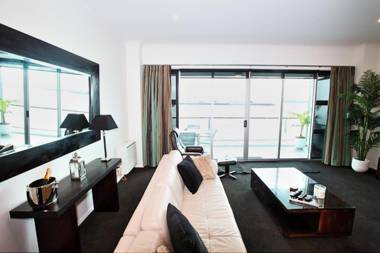 Spacious Executive Apartmtgreat Views! Location