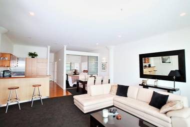 Spacious Executive Apartmtgreat Views! Location