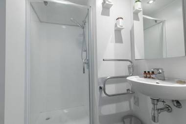 2BR Apartment w/ Balcony Gym and Parking Access!