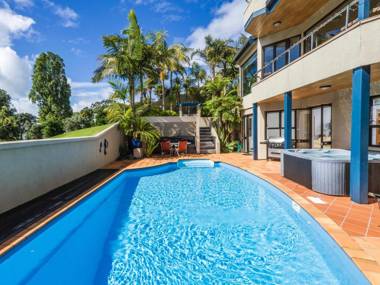 Beachside Holiday - Castor Bay Holiday Apartment