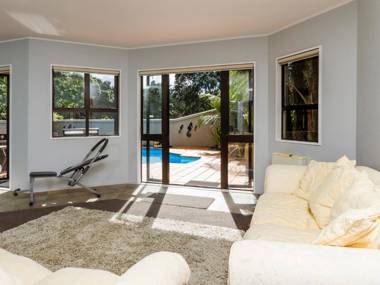 Beachside Holiday - Castor Bay Holiday Apartment