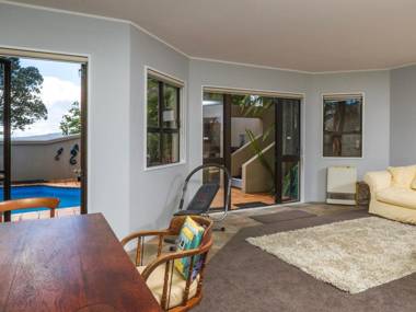 Beachside Holiday - Castor Bay Holiday Apartment