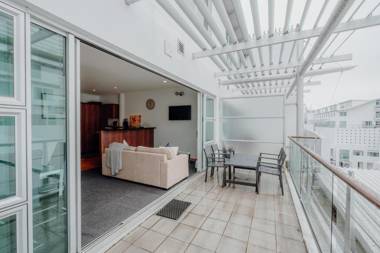 Awesome 2BR Apartment Viaduct Harbor - Wifi & Aircon