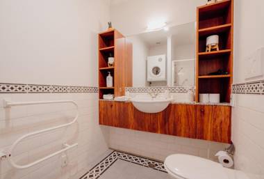 Awesome 2BR Apartment Viaduct Harbor - Wifi & Aircon