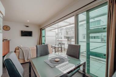 Awesome 2BR Apartment Viaduct Harbor - Wifi & Aircon