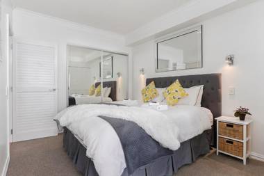 Luxurious Waterfront Apartment on the East side of Princes Wharf