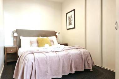 Bright & Cozy 1BR - Full Kitchen - Laundry & WiFi