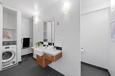 Chic and Spacious CBD Loft - 2 Beds City Views