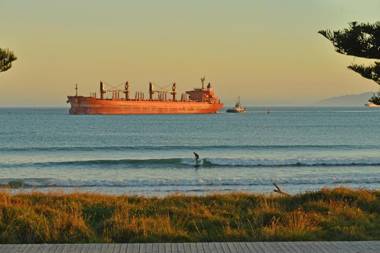 Whispering Sands Beachfront Motel