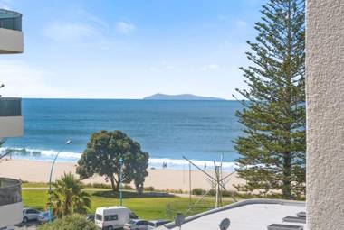Ocean View Beach Escape - Top Floor Apartment Mt Maunganui Base