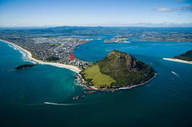Ocean View Beach Escape - Top Floor Apartment Mt Maunganui Base