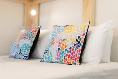 Sunny and Spacious - moments from the Beach and Downtown