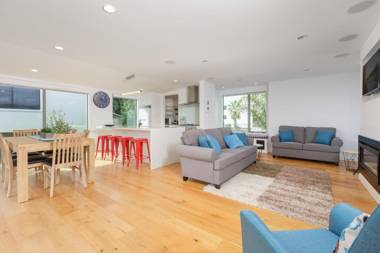 Modern Spacious Home on Popular Muricata Av - Enjoy Beach Surf & Sun