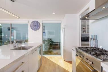 Modern Spacious Home on Popular Muricata Av - Enjoy Beach Surf & Sun