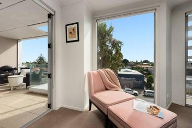 Awesome Downtown Location - park the car and walk to everything !