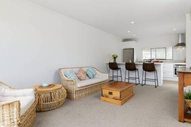 Centrally Located- Modern Sunny Townhouse