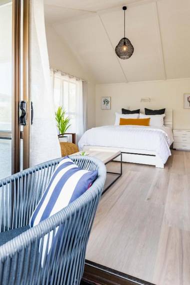 Spacious Breezy Studio Apartment Moments from Downtown and Beach