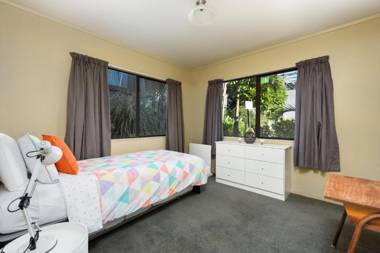 Convenient Family Bach with easy access to Blake Park the beach and downtown