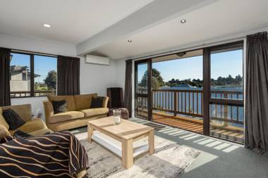 Convenient Family Bach with easy access to Blake Park the beach and downtown