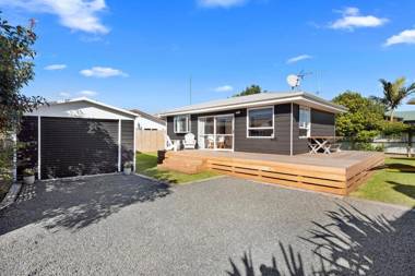 The Black Bach - Mt Maunganui Holiday Home