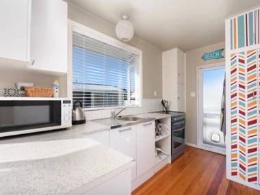 The Black Bach - Mt Maunganui Holiday Home