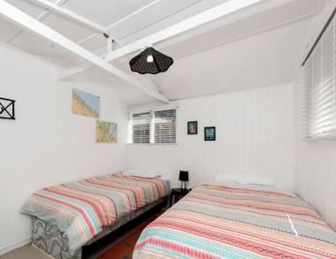 The Black Bach - Mt Maunganui Holiday Home