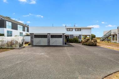 Oceanside Bach - Mount Maunganui Holiday Home