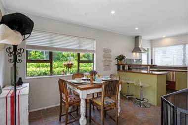 Bach Relax - Mt Maunganui Holiday Home