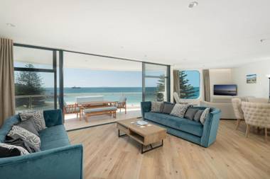 Oceanside Haven - Stunning views of Mauao Main Beach and the Ocean