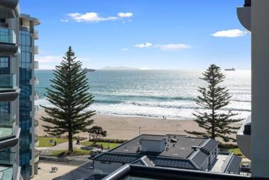 Superb Elevated Views of Harbour with Heated Pool Gym & Parking