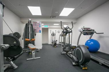 Superb Elevated Views of Harbour with Heated Pool Gym & Parking